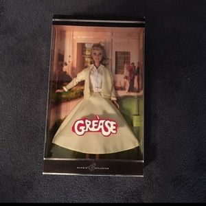 BARBIE DOLL GREASE YELLOW OUTFIT FROM MATTEL

DOLL IS NEW IN UNOPENED BOX